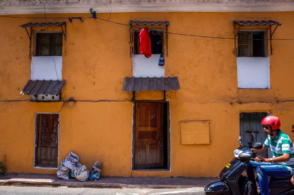 Uma Foto Edifício Pintado Laranja — Fotografia de Stock