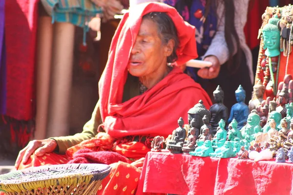 Redakční Nepálská Žena Vyhřívající Ranním Slunci Chrámu Swayambunath — Stock fotografie