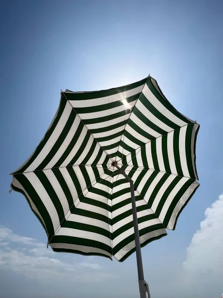 Guarda Sol Praia Contra Céu Azul Marrocos — Fotografia de Stock