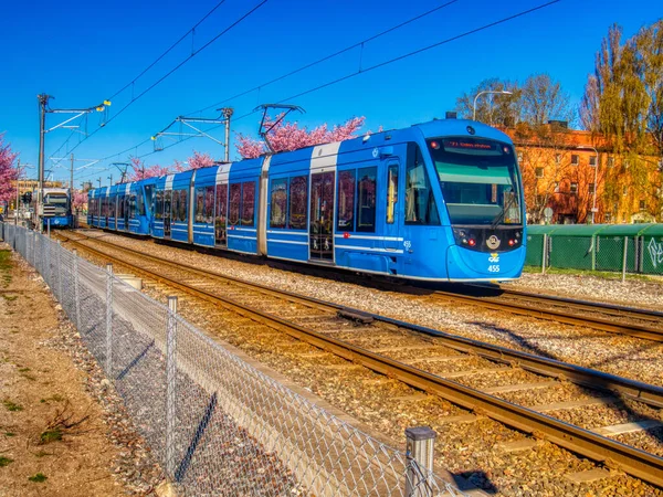 Närbild Blå Spårvagn Drar Bort Från Stationen Klarblå Solig Dag — Stockfoto