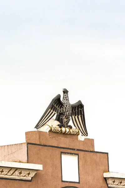 Eine Vertikale Nahaufnahme Einer Adlerskulptur Mit Ausgebreiteten Flügeln Und Goldenen — Stockfoto