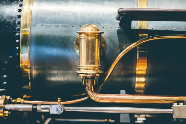 Een Blinkend Gouden Trein Fluitje Een Zwarte Trein — Stockfoto