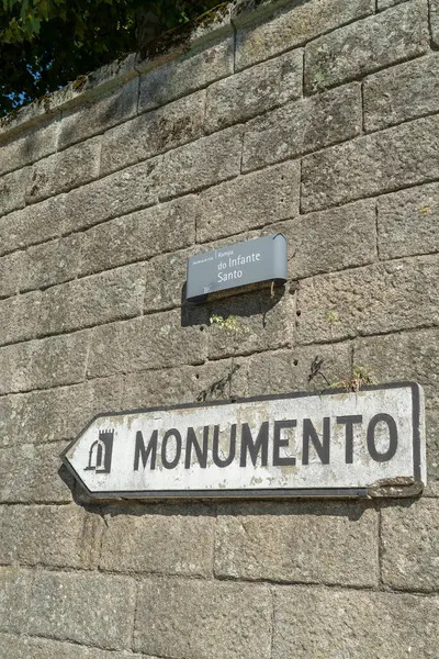 Portekiz Porto Taş Bir Duvardaki Eski Bir Anıtın Dikey Çekimi — Stok fotoğraf