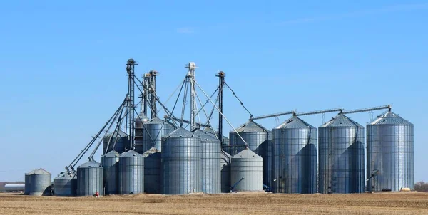 Grupo Contenedores Almacenamiento Granos Metálicos Agrícolas Con Secadora Camiones Carga —  Fotos de Stock