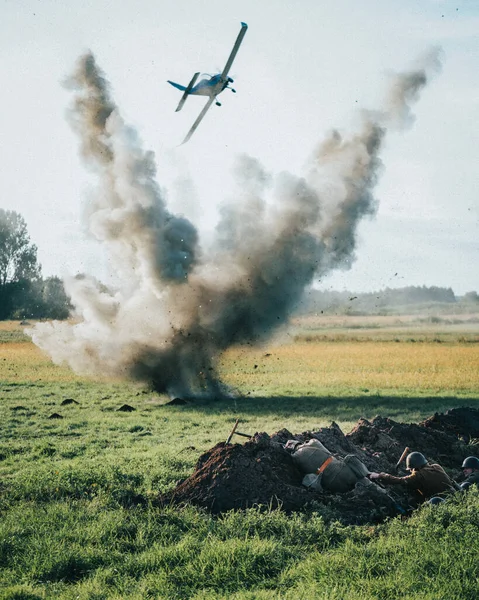 Avión Segunda Guerra Mundial Bombardeando Campo Verde Con Soldados Acurrucados —  Fotos de Stock