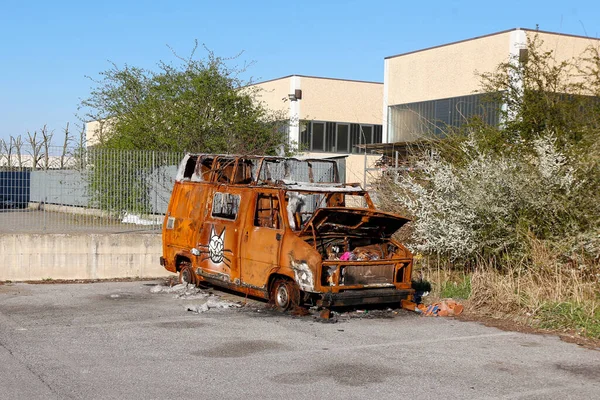 Samochód Kempingowy Zniszczony Przez Pożar Włoszech — Zdjęcie stockowe