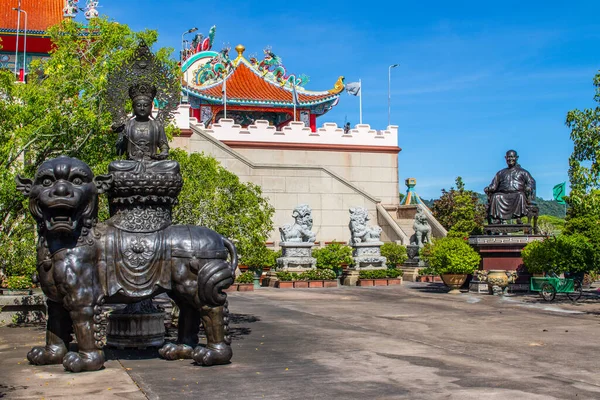 Sculpture Moines Bouddhistes Devant Temple Chinois Viharn Sien District Chonburi — Photo