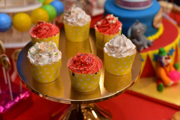 Beau Gros Plan Des Cupcakes Blancs Rouges Crème — Photo