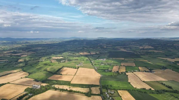 Een Luchtfoto Van Groene Bruine Vlakke Landerijen — Stockfoto