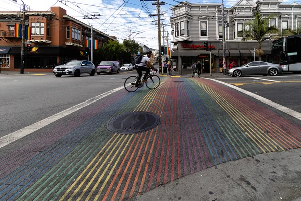 Une Rue Peinte Aux Couleurs Drapeau Fierté Gay Dans Quartier — Photo