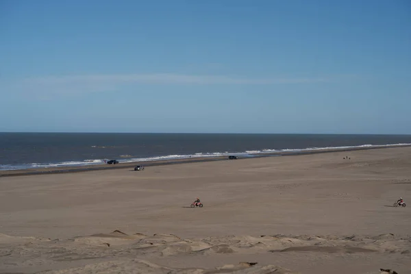 Grande Tiro Praia Dia Ensolarado Com Céu Limpo Sem Pessoas — Fotografia de Stock
