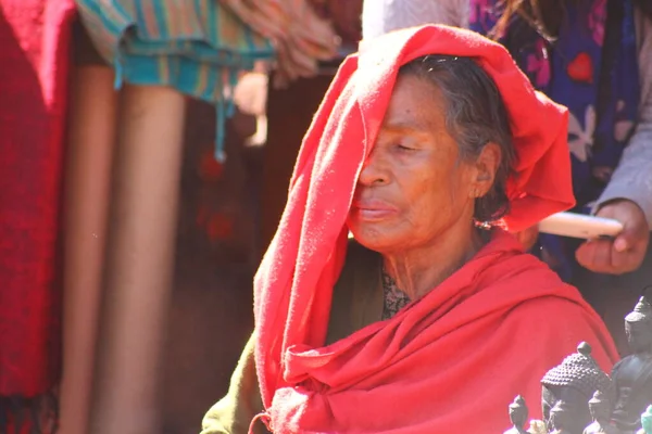 Redakční Nepálská Žena Vyhřívající Ranním Slunci Chrámu Swayambunath — Stock fotografie