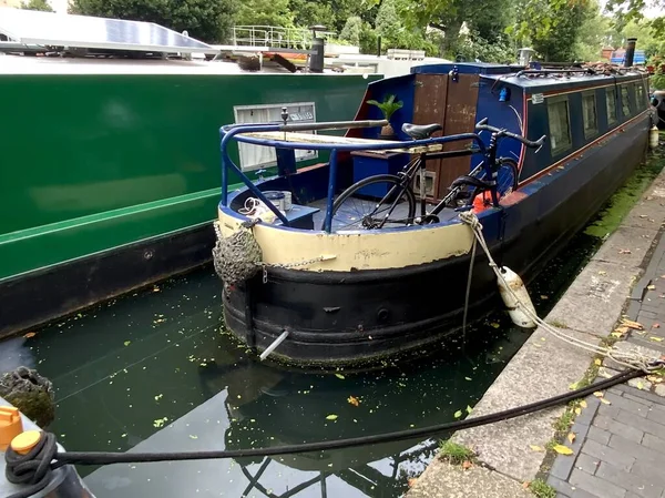 Boot Aangemeerd Langs Het Kanaal Little Venice London Verenigd Koninkrijk — Stockfoto