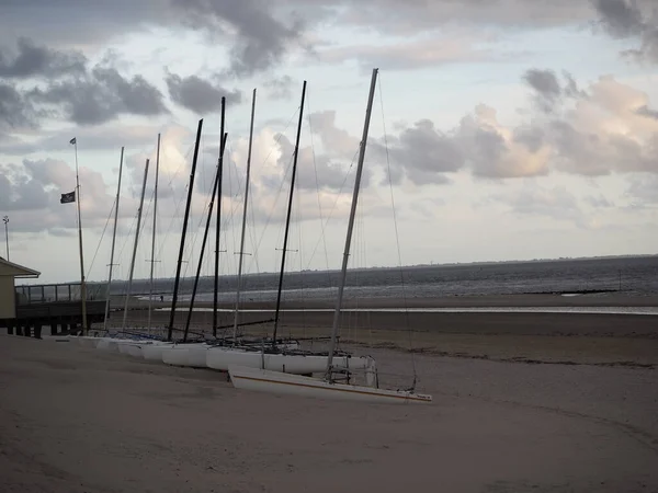 Пляж Вадденському Морі Нідерландах Вітрильниками Піску Під Сірим Хмарним Небом — стокове фото