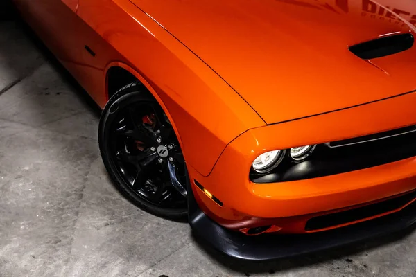 Close Shot Orange Dodge Challenger — Stock Photo, Image