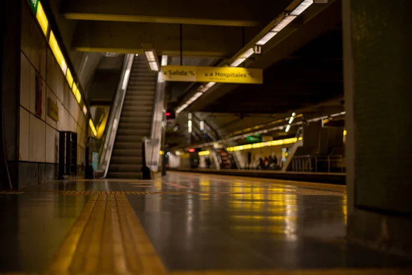 一个完全空无一人的地铁站的全景 — 图库照片