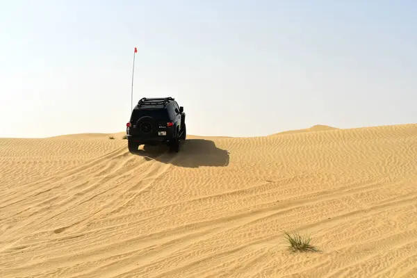 Uaeの侵略者とアル マダム砂漠の周りのオフロードと砂丘のバッシングのショット — ストック写真