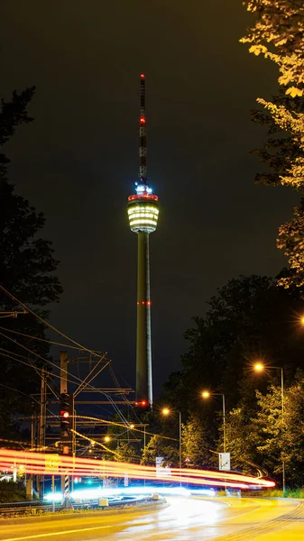 夜に照明されたテレビ塔の垂直ショット ストック写真