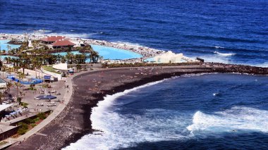 İspanya 'nın kuzeyinde, Tenerife' de Puerto de la Cruz sahili manzarası