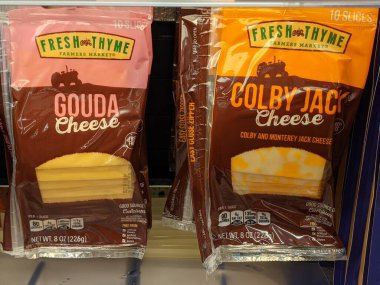 Dükkanda taze kekik dilimlenmiş peynir var..