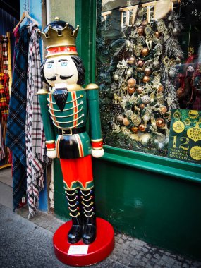 İskoçya 'nın Edinburgh kentindeki bir Noel dükkanının dışında gerçek boyutta fındıkkıran heykelciğinin dikey bir görüntüsü.