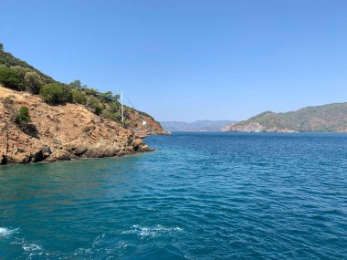 Akdeniz ve Türkiye 'nin güneyindeki Fethiye' deki dağların sakin manzarası