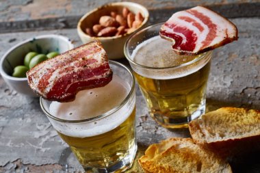 Tapas ayılı bardakların yakın çekimi.