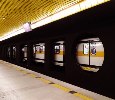 Milano 'nun diğer taraftan metro manzaralı kare görüntüsü..