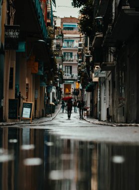 Sitges 'de yağmurlu ve karamsar bir gün o yumuşak ışığı ve yansımaları yakalamak için mükemmel hale getiriyor.