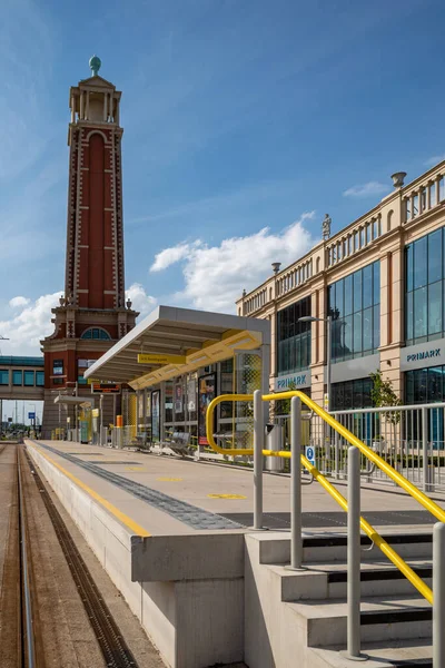 Vertical Shot Tram Station Platform Trafford Shopping Center Manchester — Stock Photo, Image