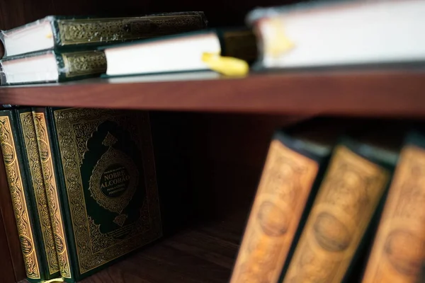 Primer Plano Una Estantería Con Varios Libros Del Corán — Foto de Stock