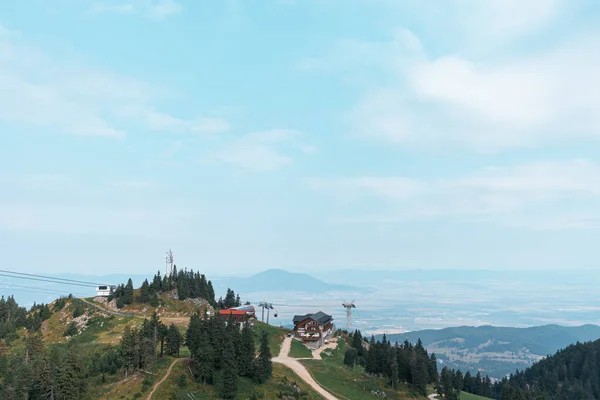 Une Vue Paysage Poiana Brasov Roumanie Avec Ciel Bleu Clair — Photo