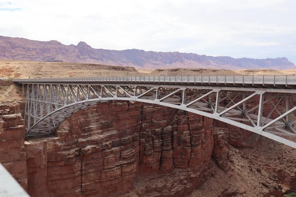 Colorado Nehri üzerindeki Büyük Kanyon, Arizona, ABD yakınlarındaki tarihi Navajo Köprüsü manzarası