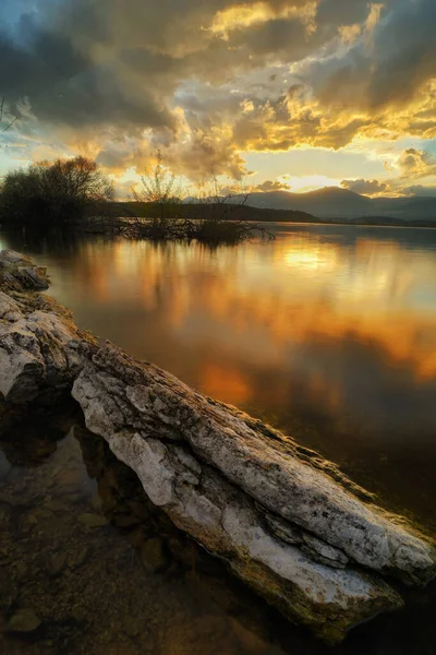 Gün Batımında Bulutlu Gökyüzünü Yansıtan Bir Gölün Dikey Görüntüsü — Stok fotoğraf