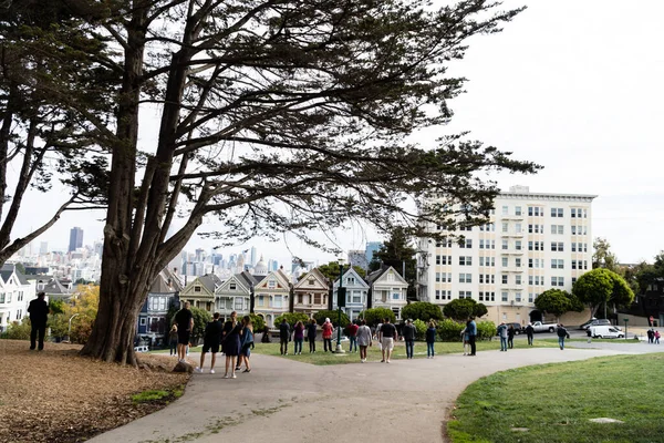 Scenic View Tourists Overlooking Spectacular Victorian Houses San Francisco — Stock Photo, Image