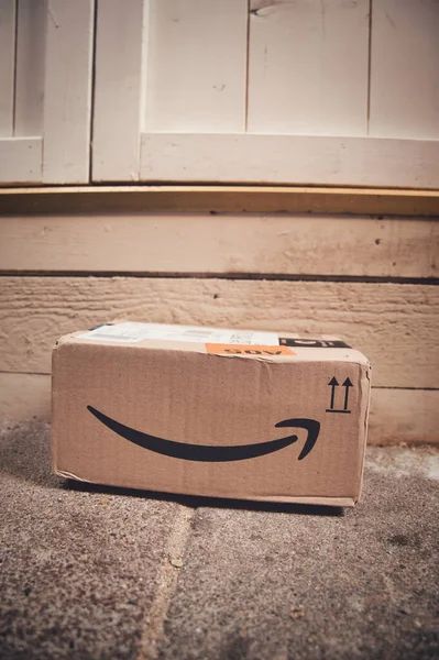 Amazon Prime Parcel Delivery Cardboard Box Left Front Wooden Door — Stock Photo, Image