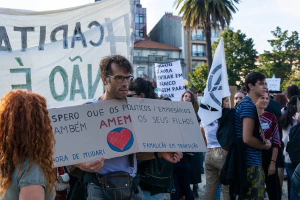 Люди Держащие Плакаты Протестующие Против Изменения Климата Улицах Порту Сити — стоковое фото