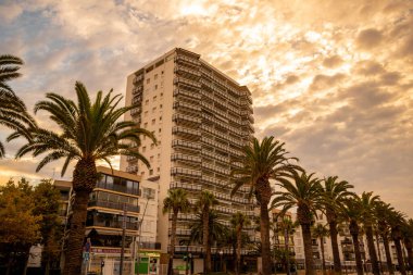 Gün batımında İspanya, Salou şehrinin güzel bir manzarası.