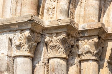 Carracedo, İspanya 'daki Aziz Mary Manastırı' nın ortaçağ bölümündeki Romanca sütunlar.