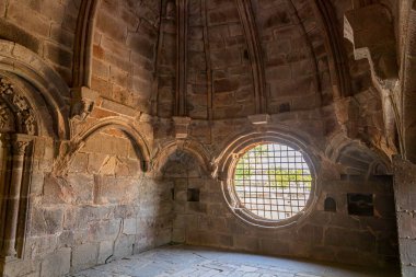 Gündüz vakti Saint Mary Ortaçağ Manastırı 'nda bir Roma gülü penceresi, Carracedo, İspanya
