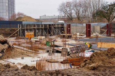 Poznan, Polonya 'daki Stare Zegrze bölgesinde güzel bir inşaat alanı manzarası.