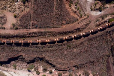 Güney Avustralya 'daki Whyalla' da ele geçirilen demir cevheri yüklü endüstriyel demiryolu araçlarının en üst görüntüsü.