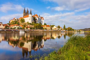 Almanya 'nın Meissen kentindeki göl yüzeyine net bir yansımasıyla Albrechtsburg kalesinin manzarası.