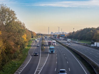 Almanya 'da trafiğin yoğun olduğu bir otoyol