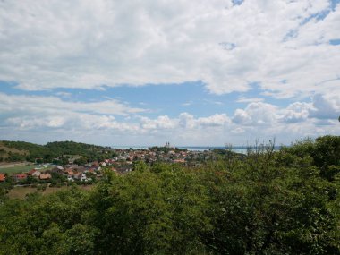 Güzel yaz manzarası, Tihany köyüne nüktedir. Macaristan.