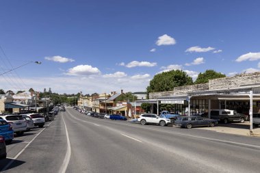 Arkasında tarihi bir postane binası olan Beechworth, Victoria, Avustralya 'nın ana caddesi.