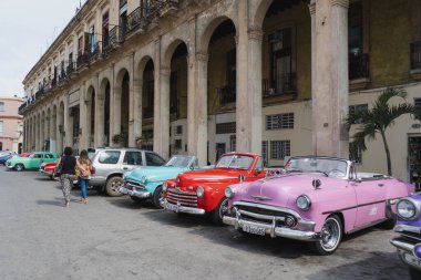 Havana, Küba 'da caddeye park edilmiş eski eski eski vagonlar.