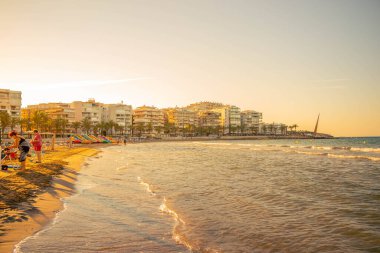 Gün batımında İspanya, Salou şehrinin güzel bir manzarası.