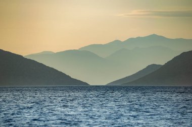Ege Denizi 'ndeki dağların arka planında güzel bir deniz manzarası..