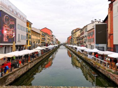 İtalya, Milano 'da Navigli' de bir bit pazarının kaybolma noktası.